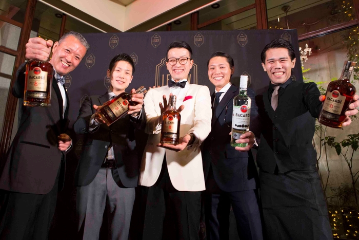 ファイナリスト(写真左から) 篠原 恒治(Cigar Bar RINGOKAN/荻島 渉(BVLGARI IL BAR)/阿部 央 (Andaz Tokyo, Andaz Tavern Lounge & Bar)/大場 海人(BAR BESO)/西野 真司(union) ※敬称略