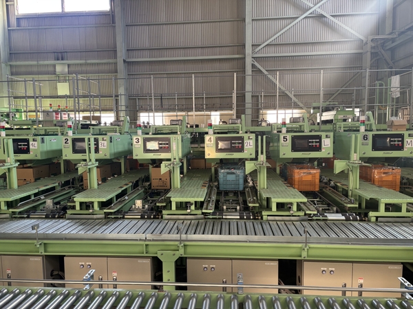 コンテナで運ばれた栗は、選別機のベルトコンベア上でそれぞれ写真を撮影し、粒の大きさから各サイズを判別して振り分けられます。