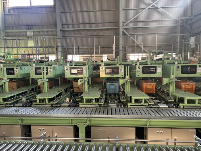 コンテナで運ばれた栗は、選別機のベルトコンベア上でそれぞれ写真を撮影し、粒の大きさから各サイズを判別して振り分けられます。