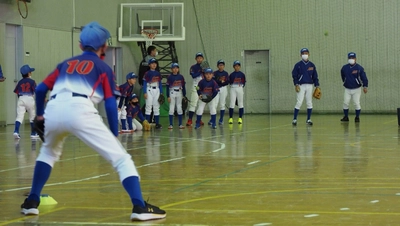 近畿大学産業理工学部硬式野球部と附属福岡高校野球部が地域貢献の一環として小学生を対象とした「野球教室」を開催