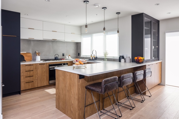 L字型キッチンとイーティングカウンター