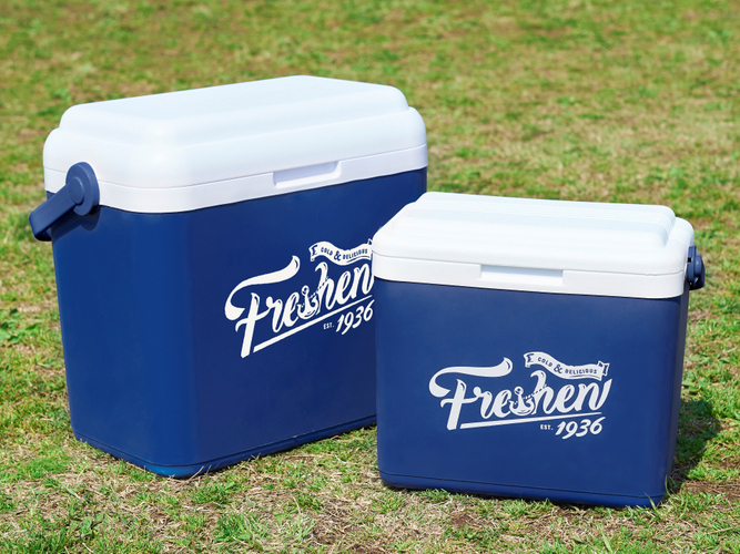 左）「クーラーボックス Freshen 30L」価格：3,980円／サイズ：W45.5×H44×D29cm　右）「クーラーボックス Freshen 15L」価格：1,980円／サイズ：W36×H33×D22.5cm