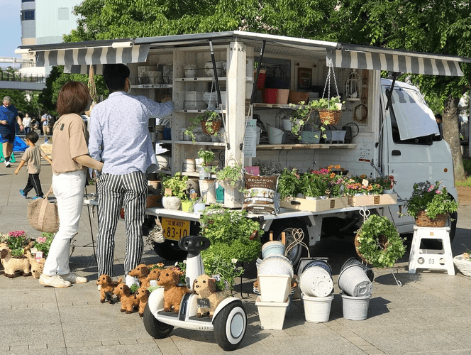 花苗のおしゃれな移動販売車「hamm-ing pot（ハミング ポット）」でお買い物もできます。