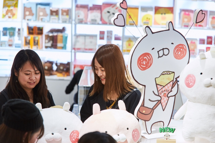 LINE FRIENDS STORE 原宿 うさまるグッズを手に取る様子