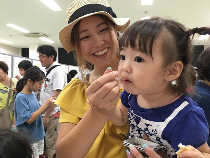 バスツアーに参加しているママと子供