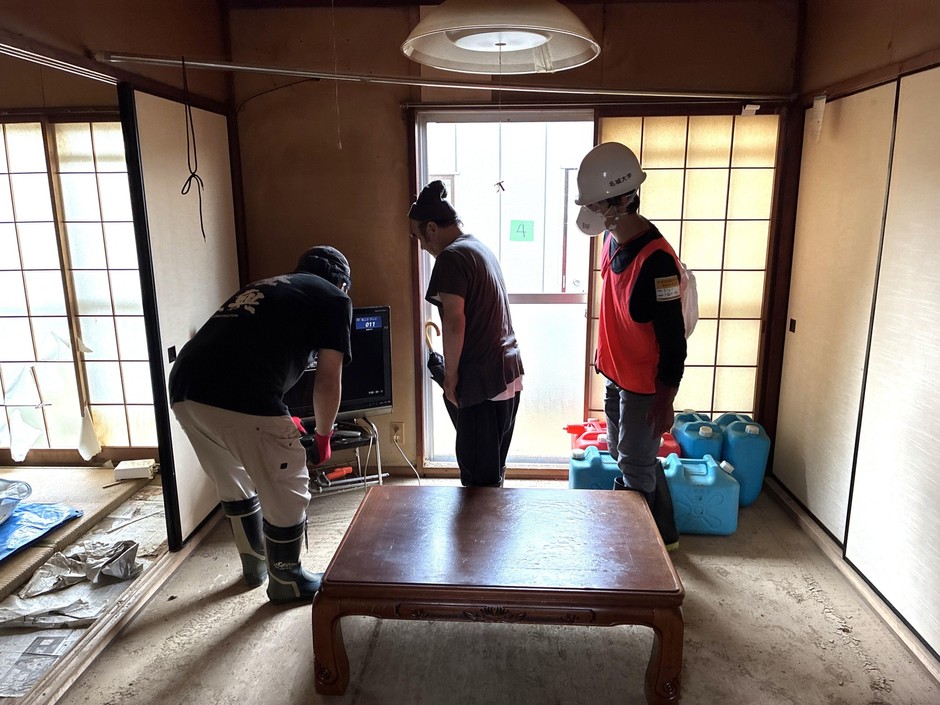 被災した住宅内での作業