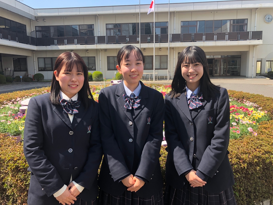 今回優秀賞を受賞した3名の生徒(左から伊藤さん、池田さん、日暮さん)