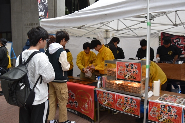 学生や教職員が買い求めた「兄貴のたこやき」