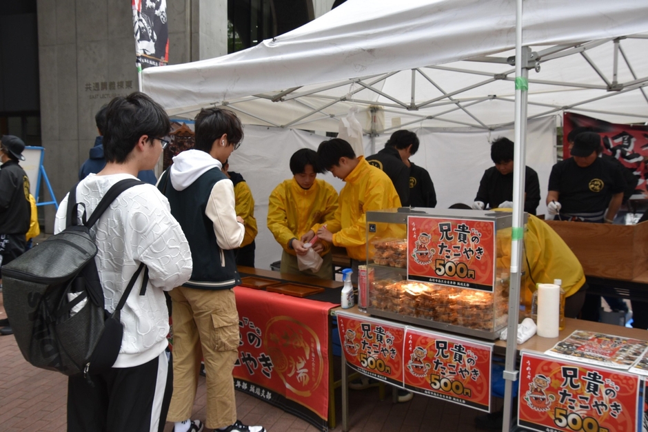 学生や教職員が買い求めた「兄貴のたこやき」