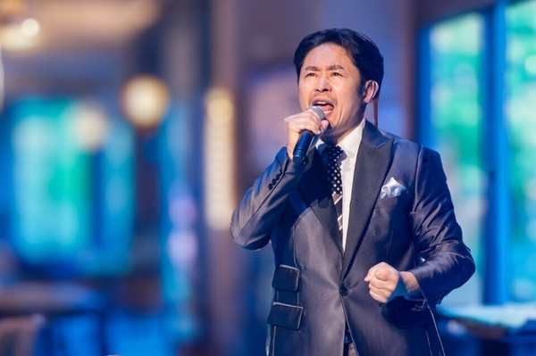 ▲ 坂元健児氏による一夜限りのクリスマスディナーショーを開催