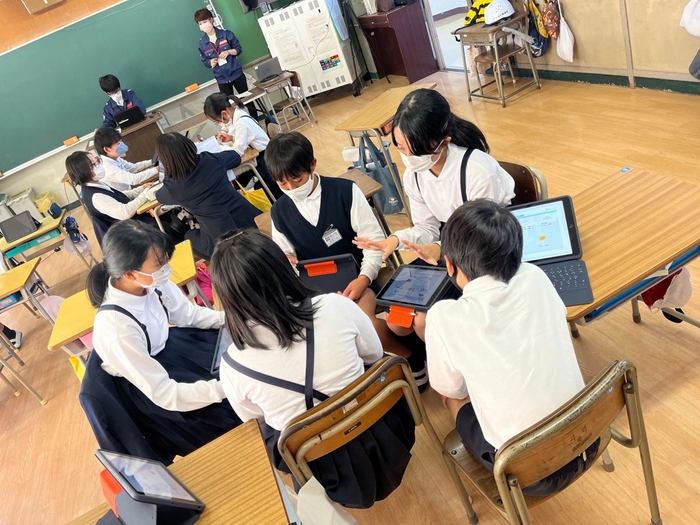 グループワークの様子(徳山下松港で取り扱う貨物の特徴について、グループに分かれて話し合い)