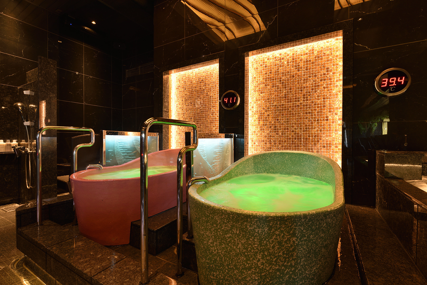 浴槽全体から発生する泡が身体を包み込む「美泡の壺」