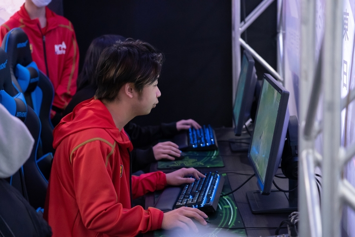 見どころはエキシビションマッチ(名古屋のプロeスポーツチーム「CNCI BLUE BEES」のプロゲーマーと本校学生の対戦)(写真:昨年の様子)