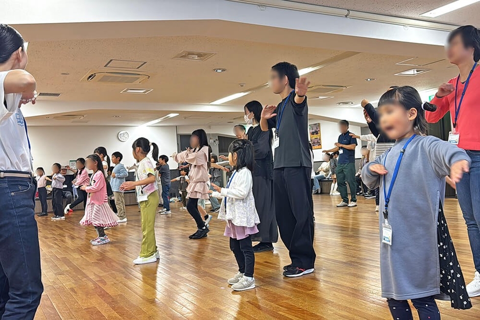 フィリピン人教師と一緒にZUMBAダンスを踊る参加者の皆さんの様子②