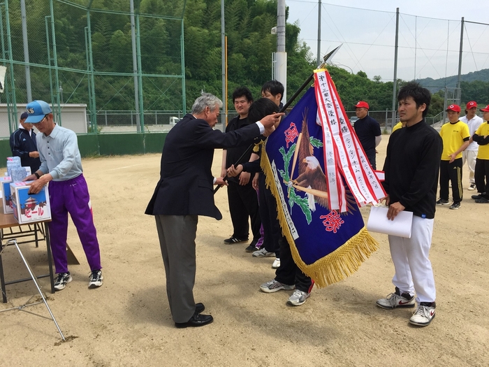 優勝旗授与