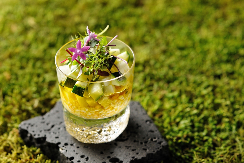 つやつやしたネズミノオゴケをイメージした「サラダ」