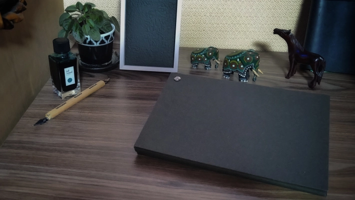 丸楽紙業が開発　黒紙だけを50種類集めた 「黒い紙の見本帳ノート」をMakuakeにて公開