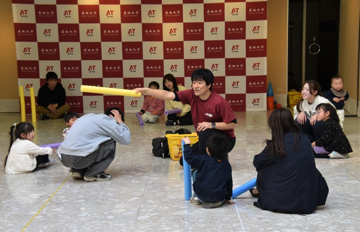 遊びを説明する香村准教授