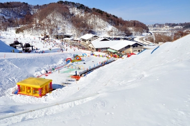 雪の遊園地パラダ『キッズランド』で雪遊びデビュー急増！ お子様連れに嬉しい生後6ヶ月～の託児施設や、イベントも　 日本唯一！スキー場と温浴施設が高速道路直結でアクセス◎