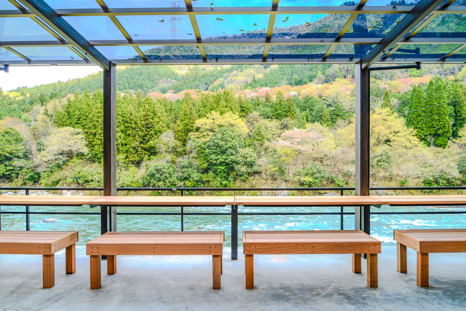 長良川一望のテラス席カウンター