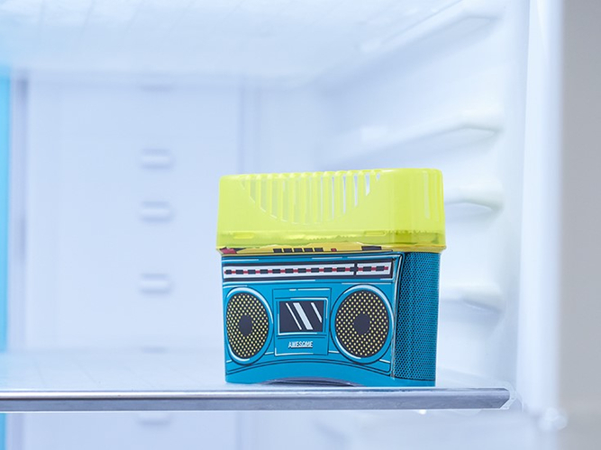 「冷蔵庫用 脱臭剤」レトロなラジオがポップに描かれた冷蔵庫用脱臭炭。