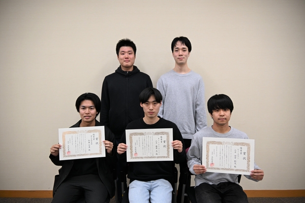 優秀賞を受賞した前列左から加藤さん、杢野さん、田中さん、後列左から笹谷さん、長門さん