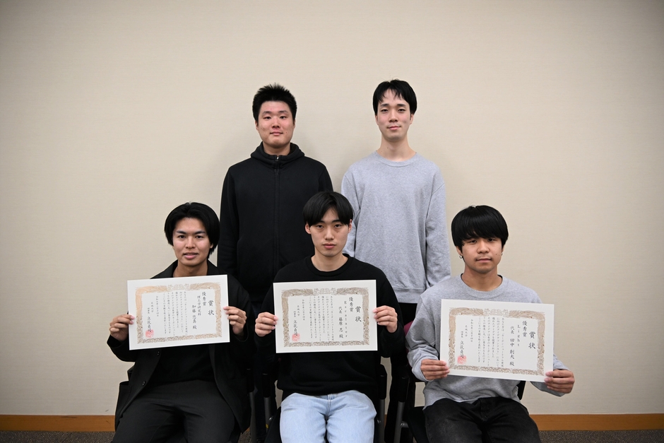 優秀賞を受賞した前列左から加藤さん、杢野さん、田中さん、後列左から笹谷さん、長門さん