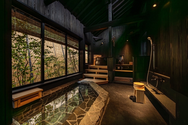 岩風呂に壺湯がついたお部屋。