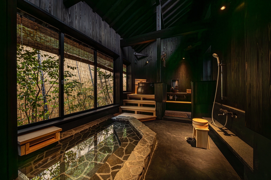 岩風呂に壺湯がついたお部屋。