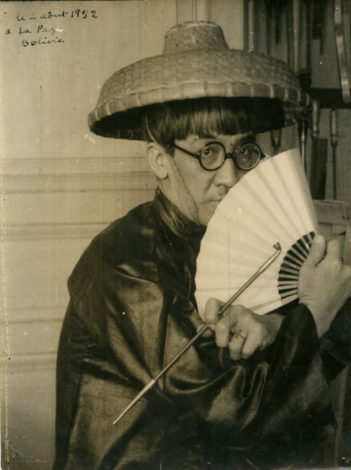 撮影者不明《パイプと扇子を持った藤田》1932年　東京藝術大学所蔵