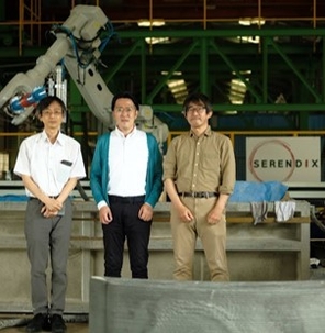 国内最大60m2出力可能な3Dプリンター前で 左からKAP社桐野氏、セレンディクス飯田 KAP社岡村氏