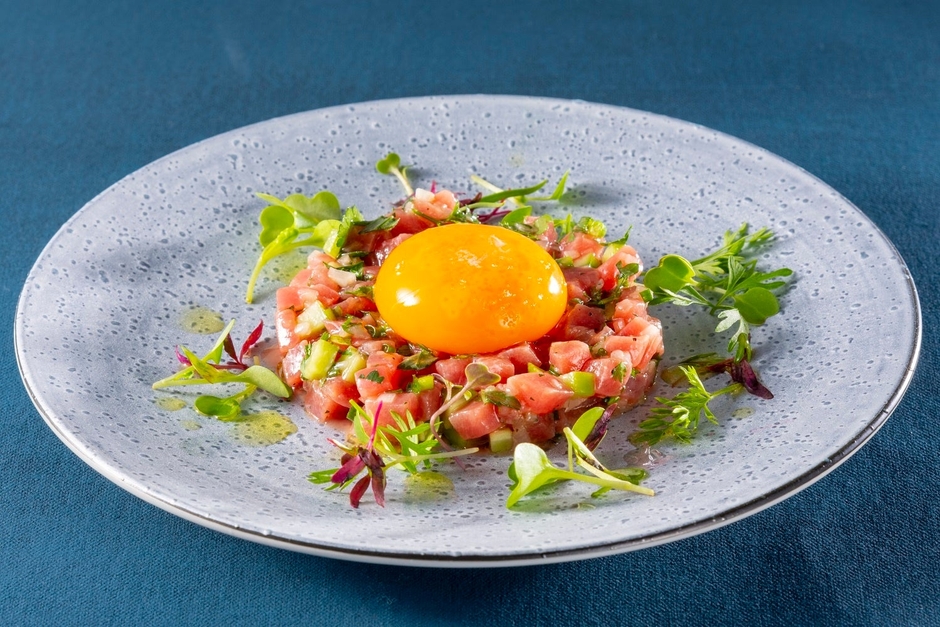 マグロのタルタル 香草の香り