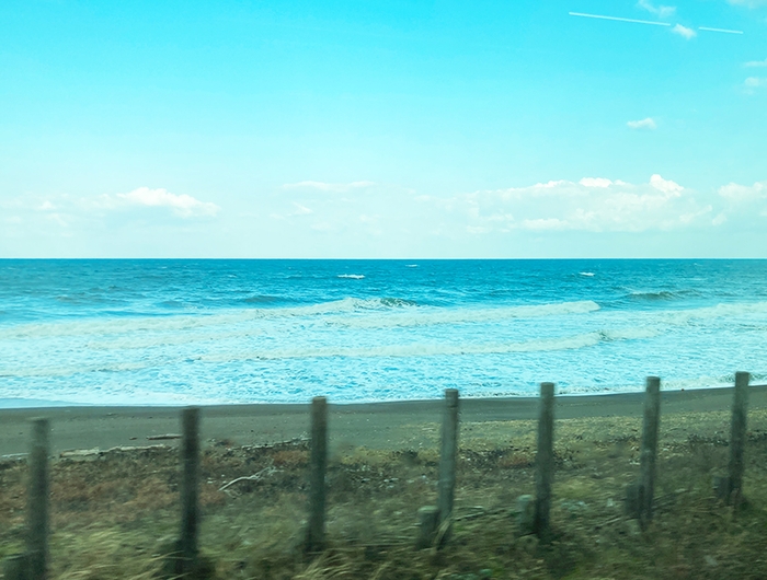 車窓から見える海(新潟県糸魚川市:日本海ひすいライン)