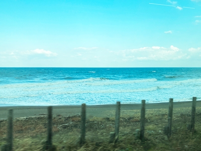車窓から見える海(新潟県糸魚川市:日本海ひすいライン)
