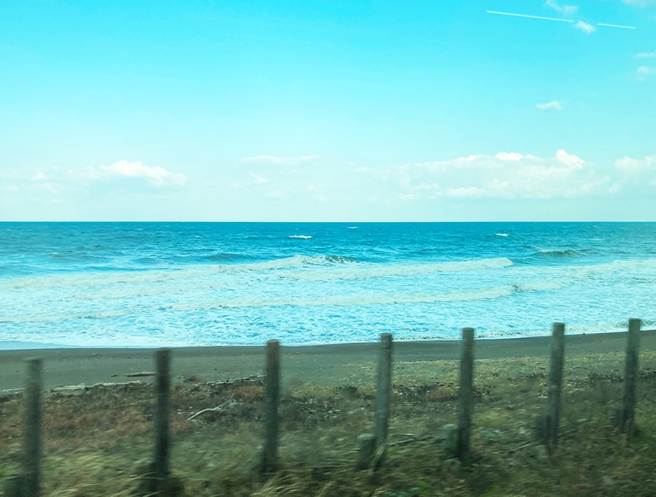 車窓から見える海(新潟県糸魚川市:日本海ひすいライン)