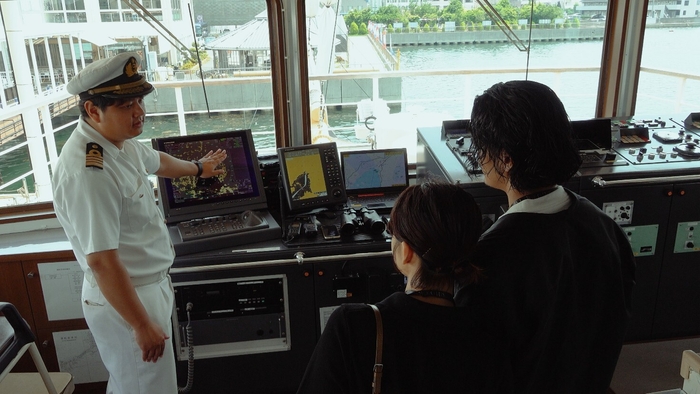 船長による操舵室見学(VIP席)