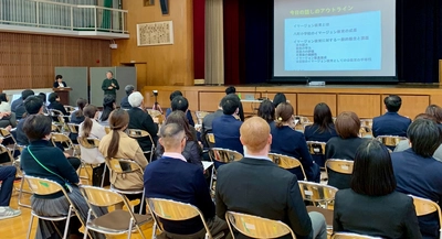 愛知県豊橋市立八町小学校で実施した英語イマージョン教育の 公開授業と教員向け講演会についての取材記事を公開