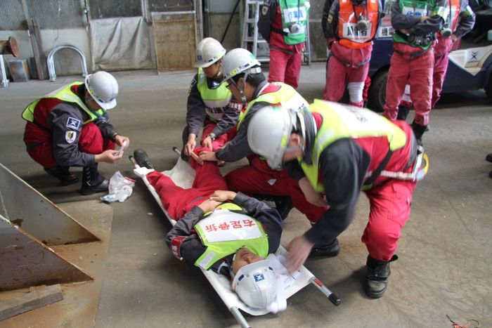 Carrying a person in need of help with a stretcher