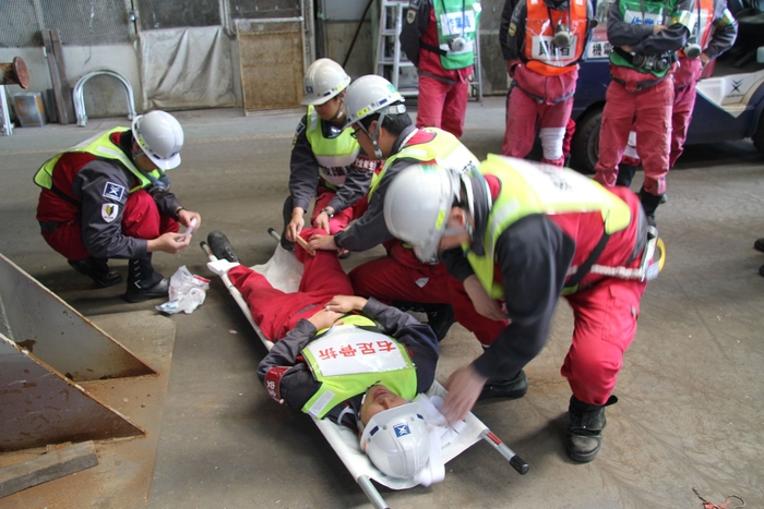 Carrying a person in need of help with a stretcher