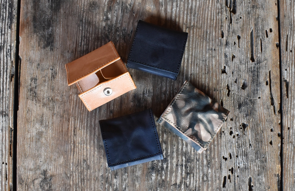 絞り染めと無地の小銭入れ