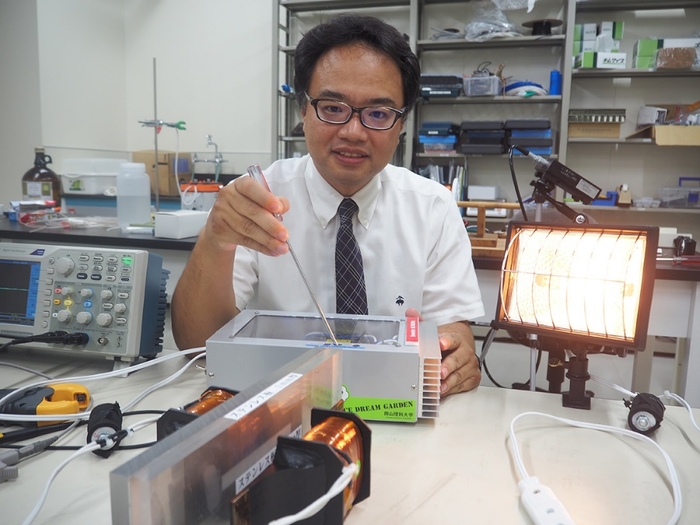 非接触型給電装置のデモ機を操作する石田准教授