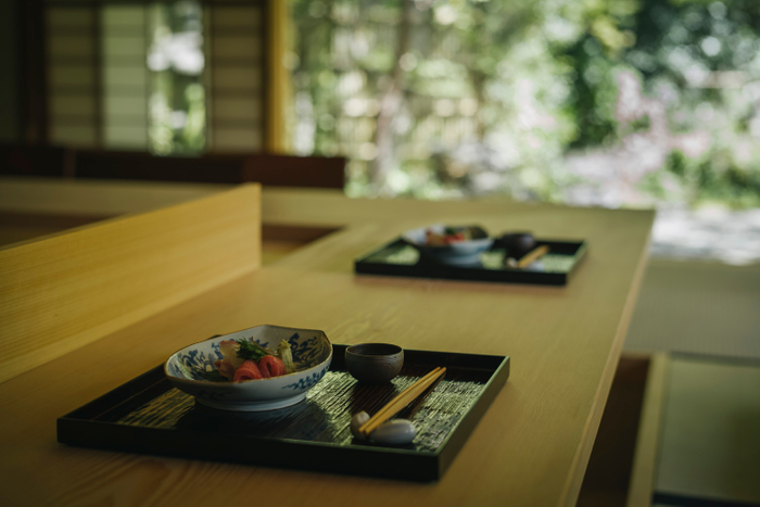京の風情感じる庭を眺めながら食事を楽しめる「高台寺 十牛庵」の店内