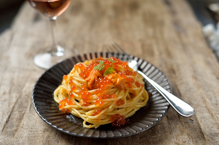 生ウニと「いくらワイン醤油漬」のクリームパスタ