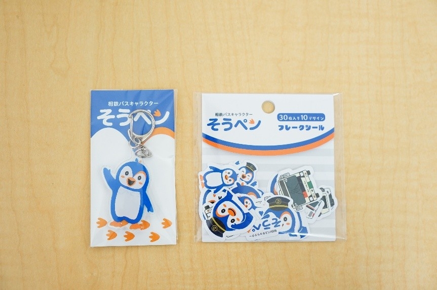 アクリルキーホルダー(左)フレークシール(右)