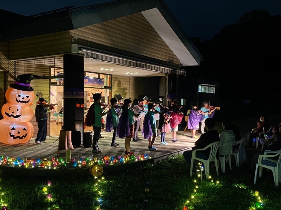 仮装してヴァイオリン演奏