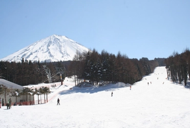 新宿・横浜・静岡より車で約90分！ 山梨県・富士山の麓のスキー場 「ふじてんスノーリゾート」 12月17日（土）より、ナイター営業開始！ 打ち上げ花火やたいまつ滑走などのイベントも！