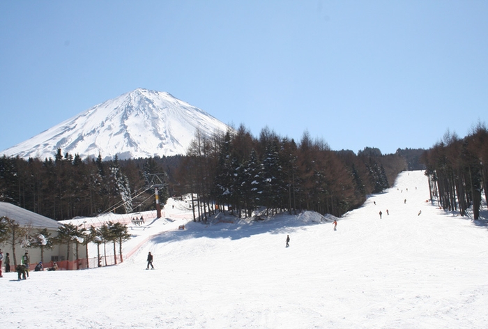 富士山をバックに滑走！1/15は小学生以下リフト無料！