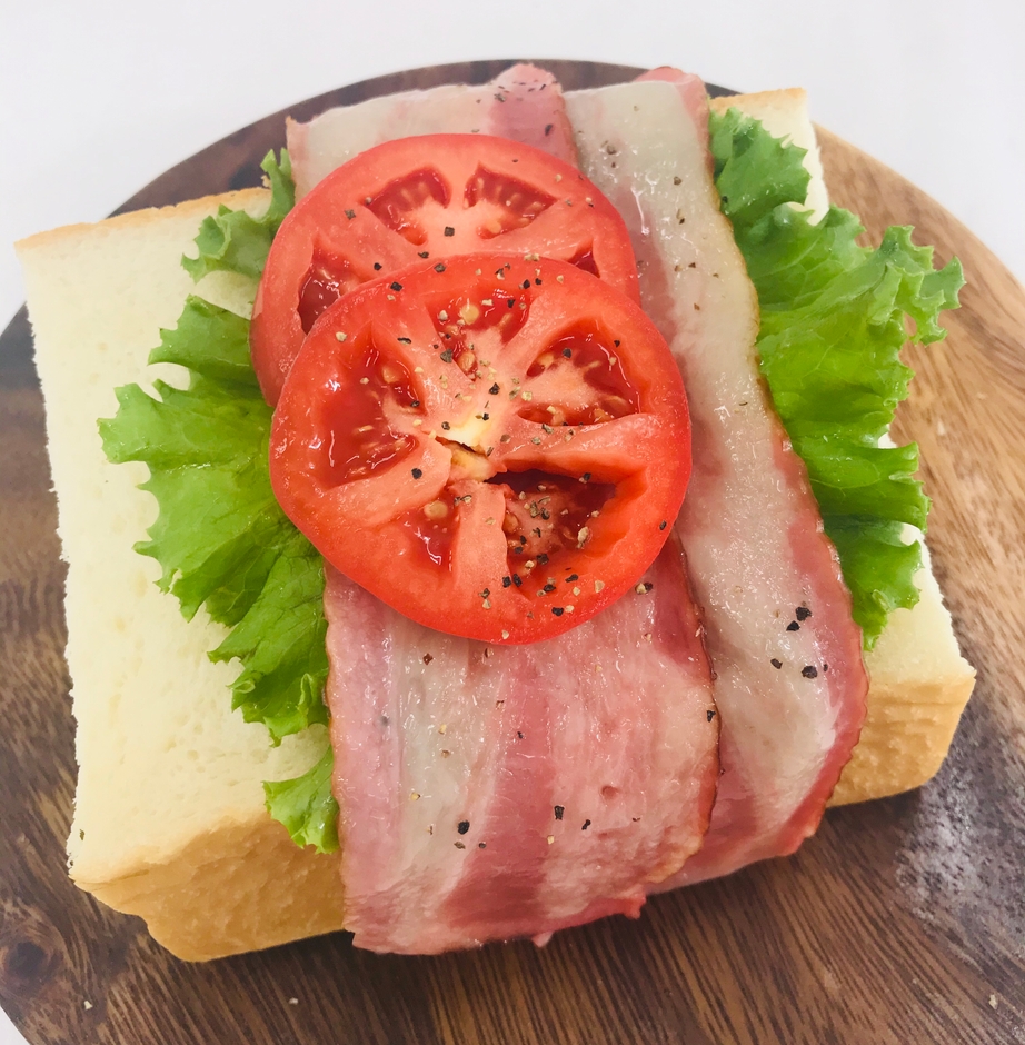 たっぷりベーコンのBLT極悪ファットサンド