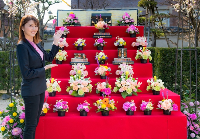 色とりどりの生花でつくられた鮮やかな花雛