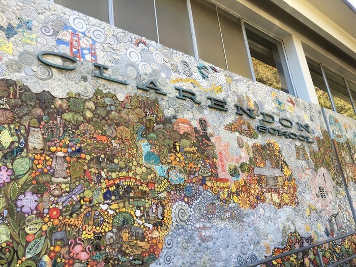 クラレンドン小学校の玄関の風景